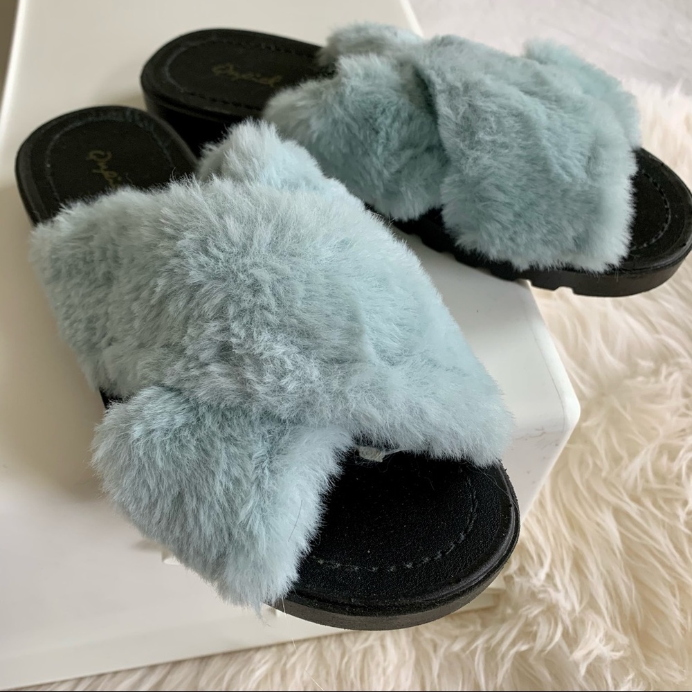 Qupid Faux-fur Sandals. Size 7. - Picture 2 of 6